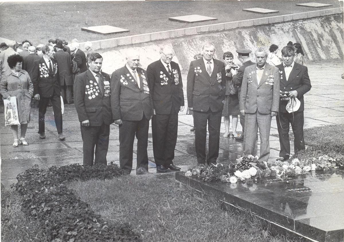Фото: 17 сентября 1987г, г. Волгоград, могила Чуйкова.