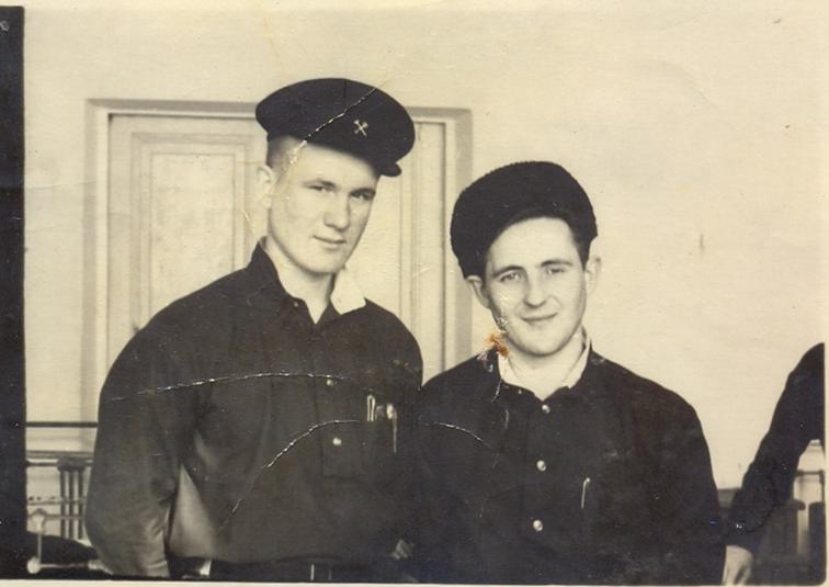 Фото: Слева-Гондусов Александр, март 1954 г, Новочеркасское училище механизации сельского хозяйства № 6.