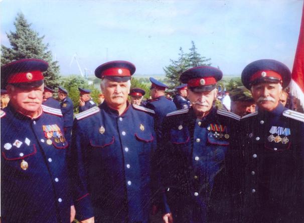 ФОТО: Второй слева на право- Атаман I Донского округа полковник Шкодин Григорий Ильич,1996г.