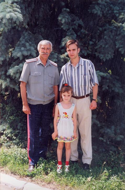 ФОТО: Атаман Кунаков А.Н. с сыном Константинов и внучкой Анной, ст. Константиновская на/Дону,1999год.