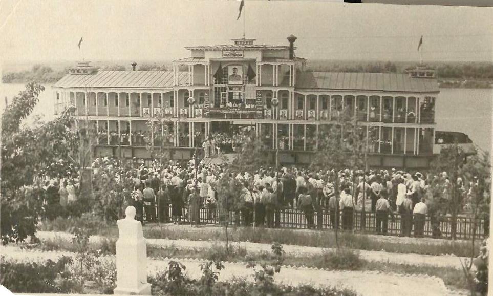 Фото: Дебаркадер в р. п. Константиновский, на железобетонной основе,  27 июля 1952 года.