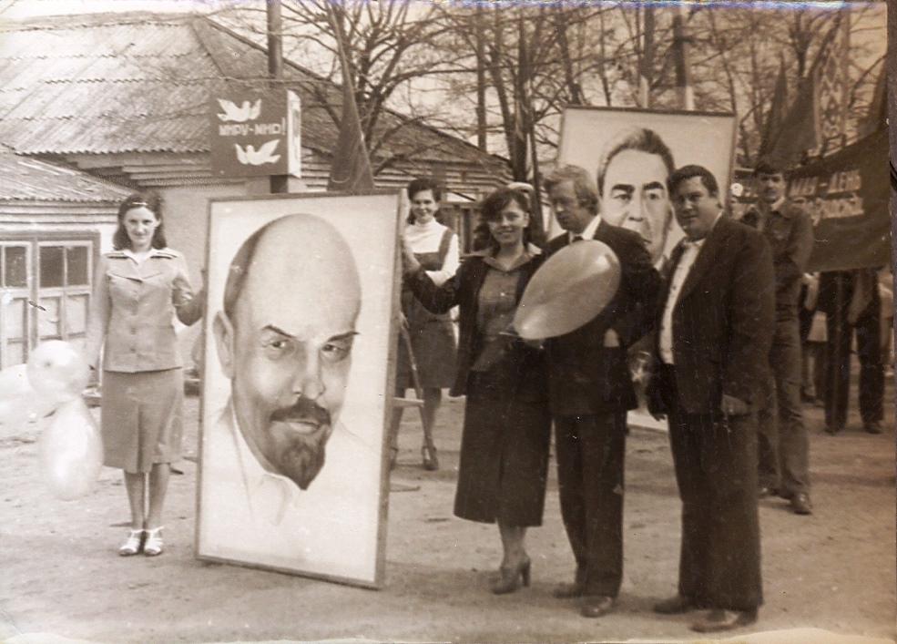 Фото: Коллектив завода на демонстрация, 1 Мая, 1981 г.