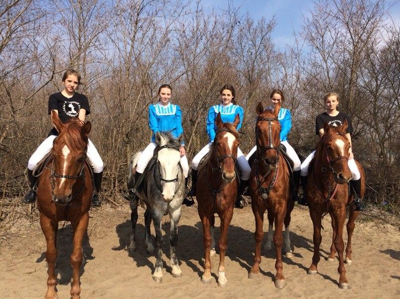 Фото: Новозолотовские девчонки из конного клуба "Трехречье".