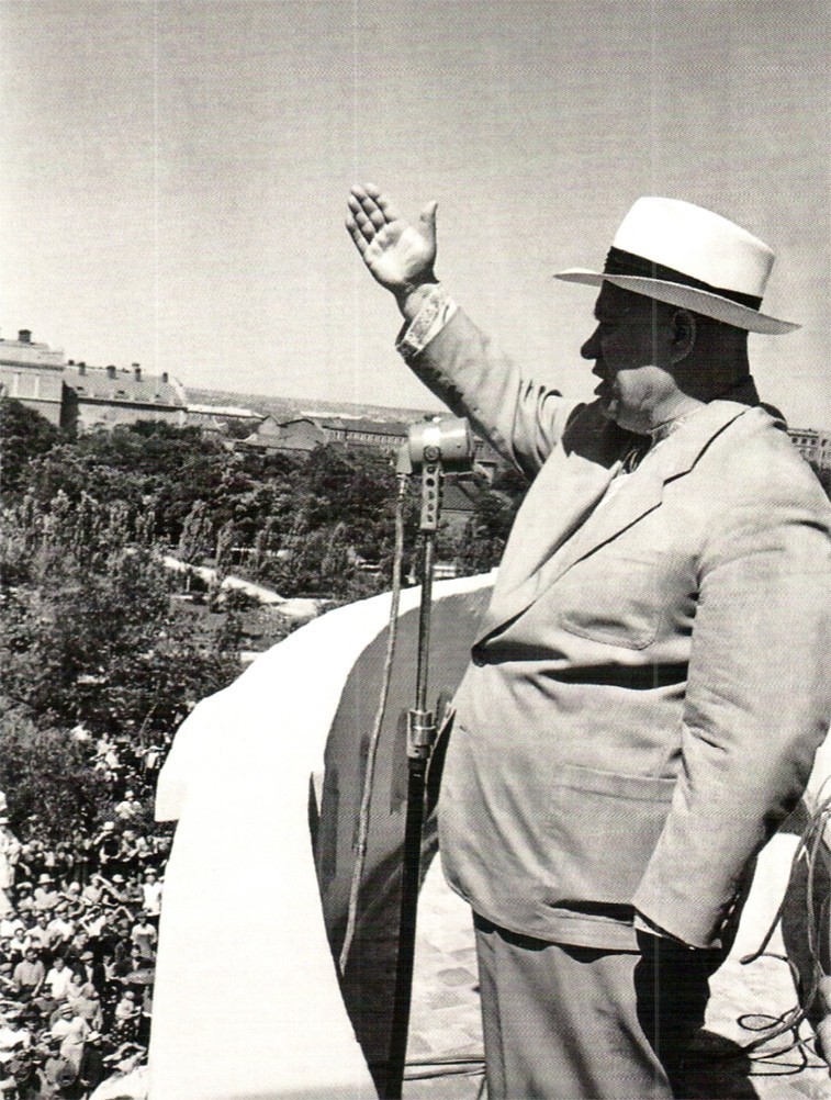 Фото с инета: Выступление Никиты Сергеевича с балкона ОК КПСС.