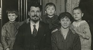 С.М.Труфанов с женой и детьми в США, 1.12.1922 г. Слева направо: Сергей, Илиодор, Надежда.