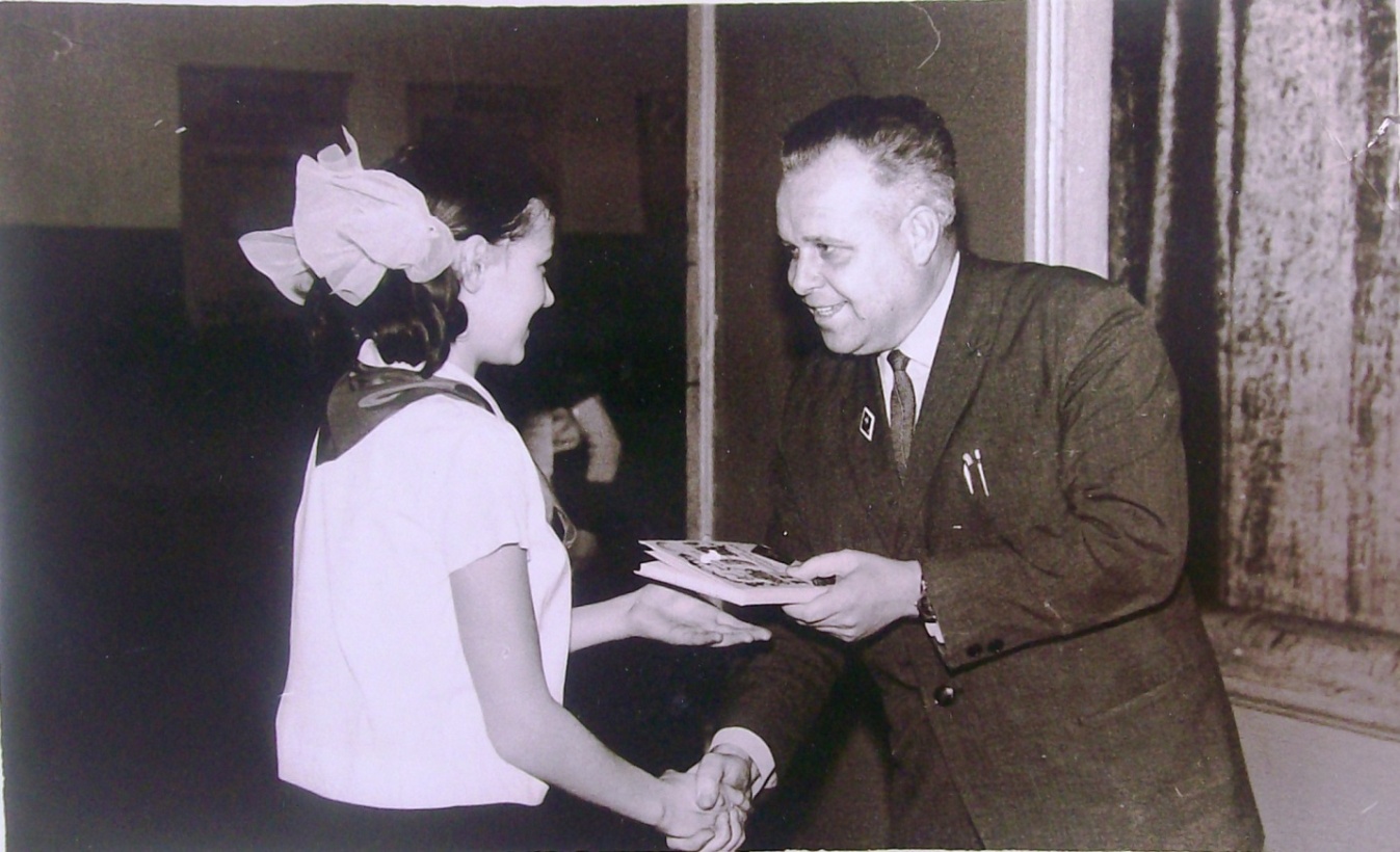 На фото: директор Кирютенко А.К. вручает аттестат  Юлии Селивановой, 29 июля 1967 года.
