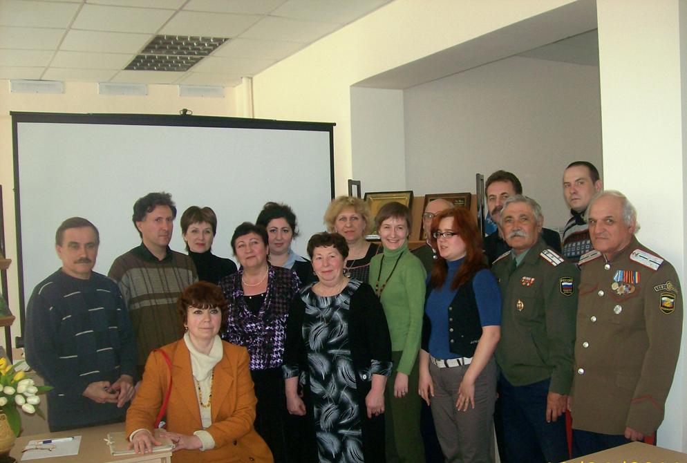 Фото: Краеведы клуба «Донской краевед» в г. Азове, 2011г.