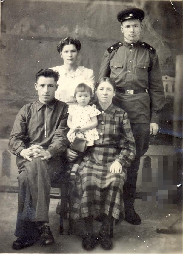 На снимке слева направо Иван Фоминичев, Домна Ивановна с внучкой Валюшей (сидят). Мария и Прокофий Фоминичевы (стоят).