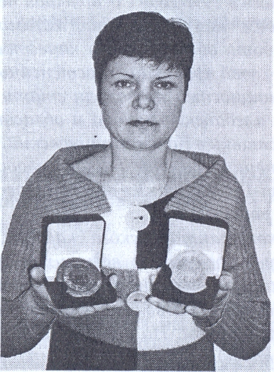 Фото Чуйченко М.А. с наградами за свой благородный труд.
