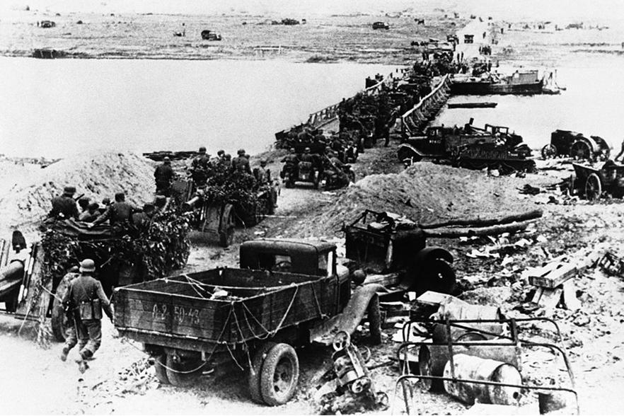 Фото: Немецкая артиллерия переправляется по понтонному мосту 31 июля 1942 год