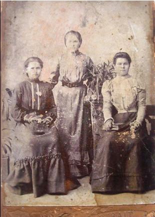 ФОТО 1908г. Слева направо- Шевцова Анастасия Дмитриевна, мама папы, 1891г рождения, х. Кременской.