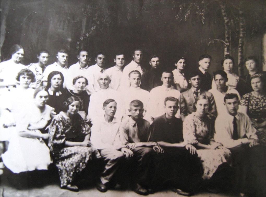  Фото: Сидит - третий справа Кирютенко Александр, выпуск 10А Константиновской средней школы в 1941году.