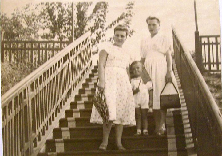  Фото: Лестница к дебаркадеру,1954 г, Кирютенко Станислава Никодимовна с сыном Юрием.