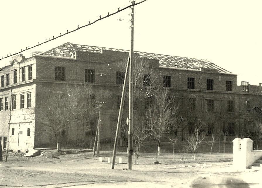 Восстановление нынешнего здания школы в 50-е годы, где во время войны размещался госпиталь №2094.  (Фото найдено в соц. сетях).