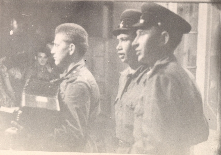 Фото: Участие в армейской художественной самодеятельности, первый справа-В.П. Синявцев, выступление в ауле Комаровский, 1962 г.