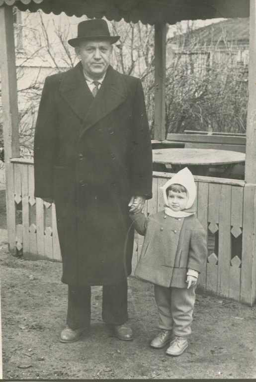 ФОТО: И.Я.Макаров с внучкой Мариной в Азове. 60-е годы