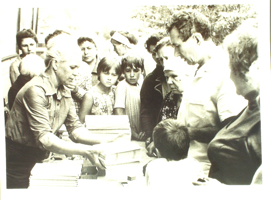 Школьный базар,1985г.  МА Константиновского района, фотокаталог