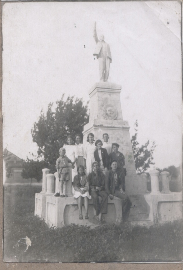 1942 года при  оккупации Константиновского района  памятник был уничтожен в июле немцами.