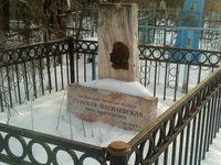 Фото: Памятник - заслуженной артистки РСФСР  Н.А. Гурской-Василевской, г. Саратов.