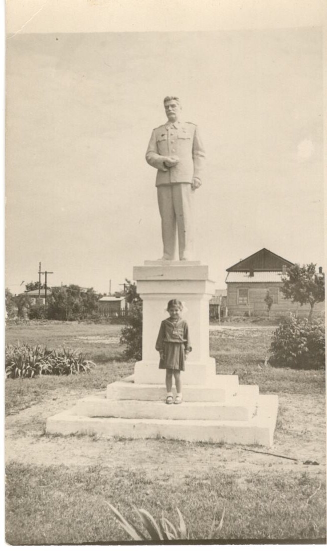 На фото – памятник в 1958 году, который был демонтирован  в конце 60-х годов.