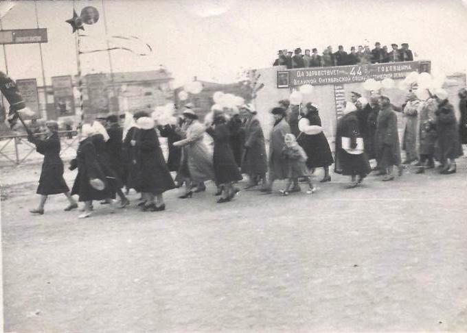 Фото: Ноябрьская демонстрация по ул. Коммунистической, 1961 год. 