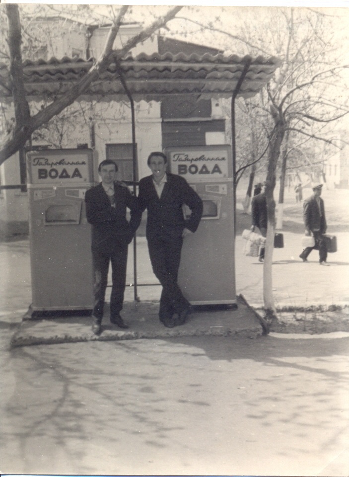 Фото: Апрель 1969 года, угол улиц 25, Октября и Ленина.