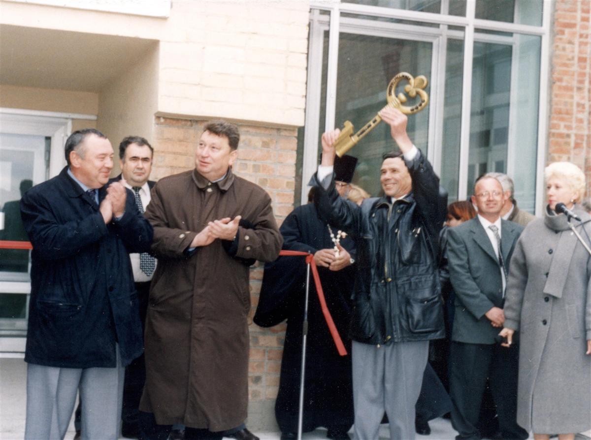 Фото: 2.11.2000г Директор СШ №2 Павлов В.А. с символическим ключем от нового здания школы, переданный от Серба Александра Ивановича. 