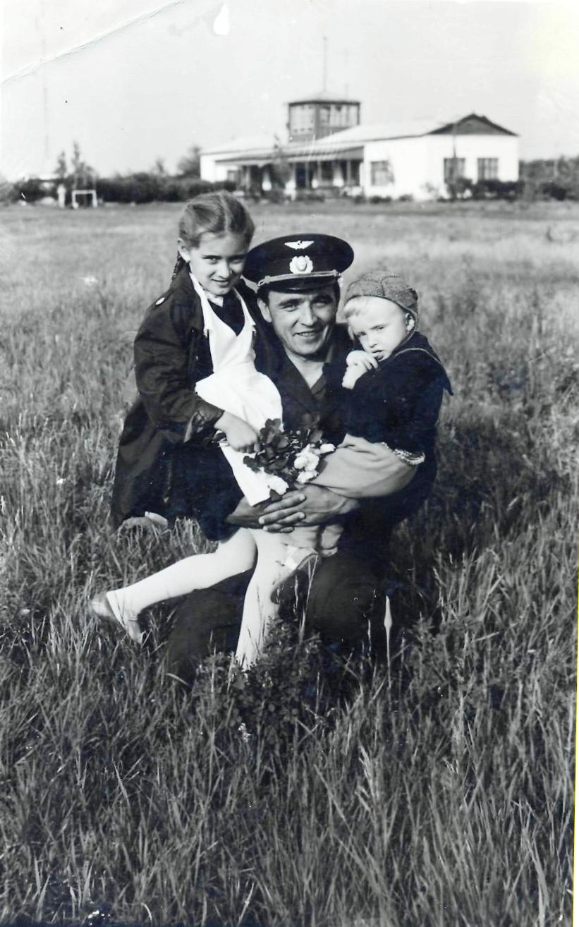 Фото: 1971 г. Орехов Н.Д. с дочерью и сыном.