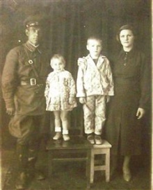 Фото: Чеботарев Г.Н. с женой Матреной Семеновной и детьми,1938 г.